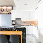 Chic And Scenic Studio Flat In Sisli